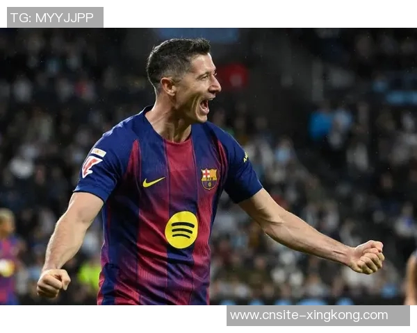 马卡报报道莱万上半场不适巴萨对其坚持比赛表示不满