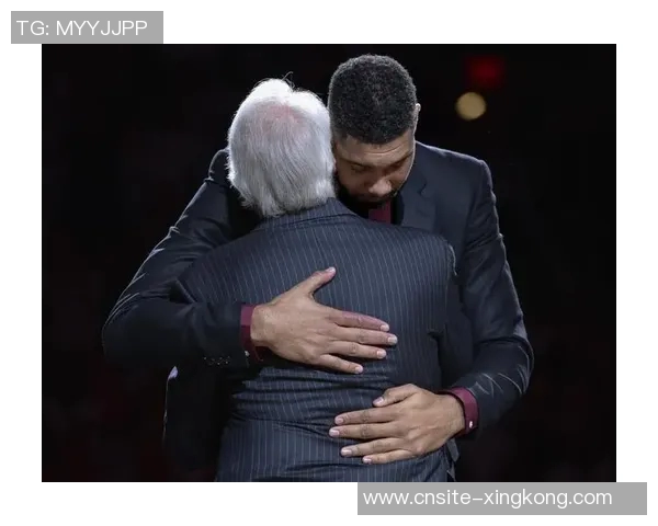 悼念托尼帕克父亲邓肯大卫罗宾逊与前妻齐聚送别