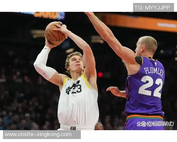 布克第三节状态火热10投6中狂砍16分4篮板4助攻连得12分助力球队反击 布克第三节状态火热10投6中狂砍16分4篮板4助攻连得12分助力球队反击